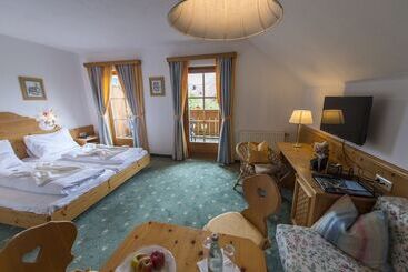 هتل Gutshof Wolfgangsee Resort & Event