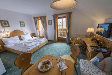 هتل Gutshof Wolfgangsee Resort & Event