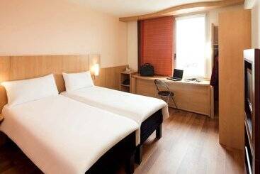 هتل Ibis Barcelona Santa Coloma