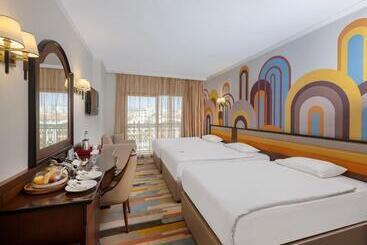 هتل Megasaray Westbeach Antalya