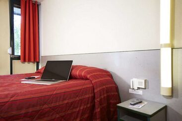 هتل Premiere Classe Tarbes  Bastillac