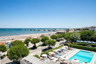 هتل Promenade Universale