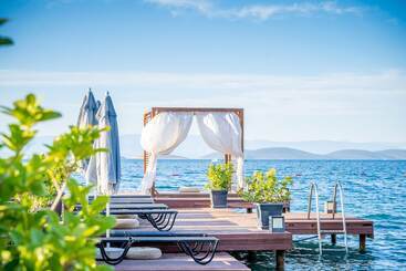 Moyo Luxury Boutique Hotel & Beach