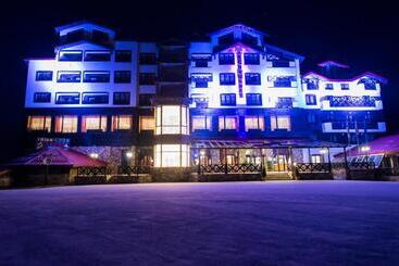 Snezhanka Hotel Pamporovo   Half Board & Ski
