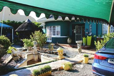 פנסיון Garden Cottage Guest House