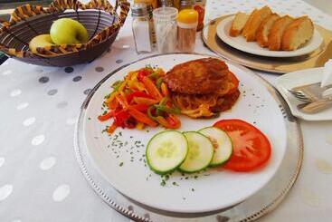 پانسیون Lucolo Palace B&b   East London