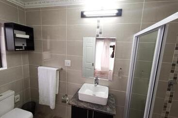 پانسیون Lucolo Palace B&b East London