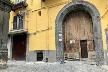 تختخواب و صبحانه A Room De  Scugnizzi