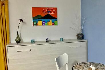 تختخواب و صبحانه A Room De  Scugnizzi