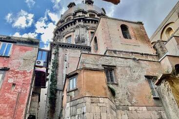 تختخواب و صبحانه A Room De Scugnizzi
