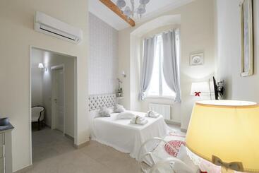 تختخواب و صبحانه Milcovich Suites