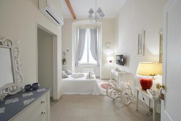 تختخواب و صبحانه Milcovich Suites