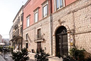 تختخواب و صبحانه Milcovich Suites
