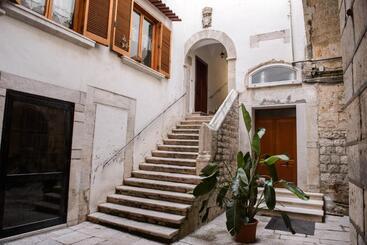 تختخواب و صبحانه Milcovich Suites