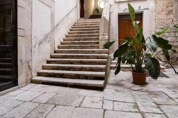 تختخواب و صبحانه Milcovich Suites