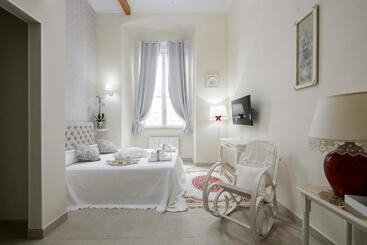 تختخواب و صبحانه Milcovich Suites