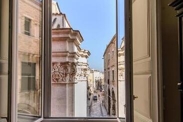 تختخواب و صبحانه Milcovich Suites