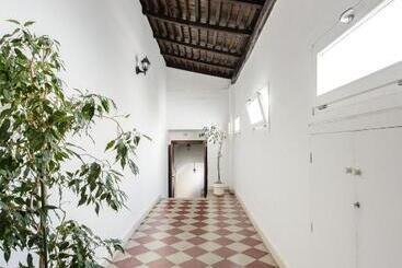 تختخواب و صبحانه Milcovich Suites