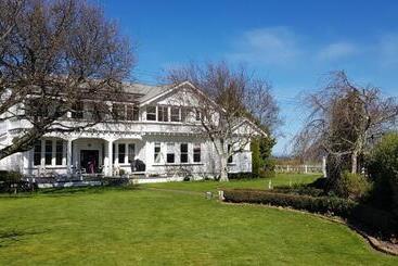 هتل Estancia Farm Stay