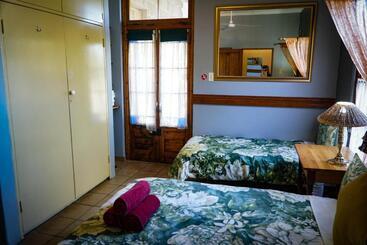 پانسیون Outentique Accommodation