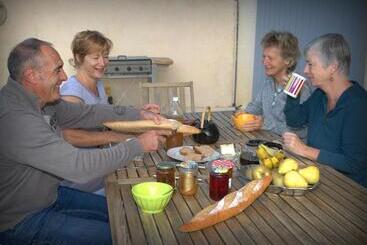تختخواب و صبحانه Domaine De La Clotte