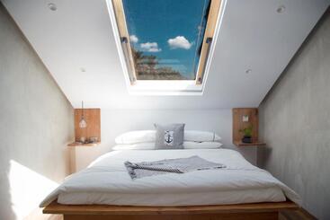 تختخواب و صبحانه Flores Passport House