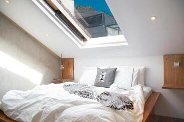 تختخواب و صبحانه Flores Passport House