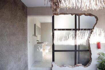 تختخواب و صبحانه Flores Passport House