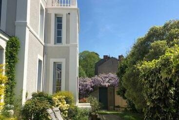 تختخواب و صبحانه Maison Latour