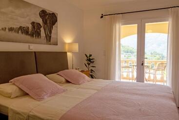 تختخواب و صبحانه Villa Foia Vella   Adults Only