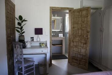 تختخواب و صبحانه Villa Foia Vella   Adults Only
