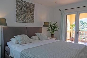 تختخواب و صبحانه Villa Foia Vella   Adults Only