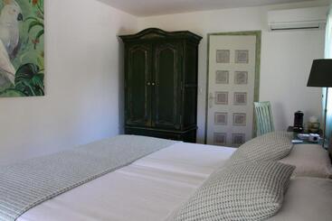 تختخواب و صبحانه Villa Foia Vella   Adults Only