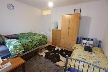 پانسیون Merciful King Room, In Zone 2 3