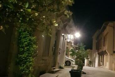 تختخواب و صبحانه 39 Tour De Ville