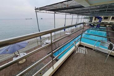 هتل La Primera Grande Beach Resort