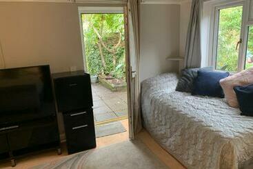 پانسیون Debbie’s Digs