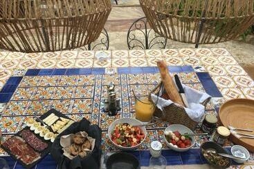 تختخواب و صبحانه Casa De L’albada