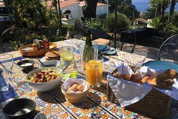 تختخواب و صبحانه Casa De L’albada