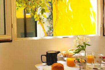 تختخواب و صبحانه La Maison Jaune
