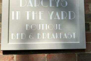 تختخواب و صبحانه Darceys In The Yard