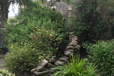تختخواب و صبحانه Darceys In The Yard