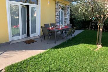 Villa Lori Apartments Garden And Beach