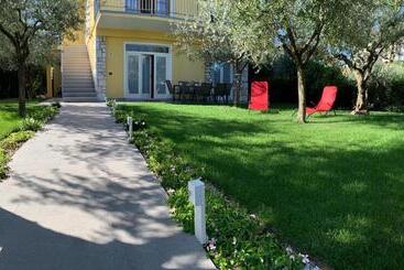 Villa Lori Apartments Garden And Beach