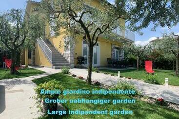 Villa Lori Apartments Garden And Beach