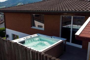 Общежитие Young Backpackers Homestay