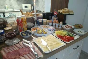 تختخواب و صبحانه Monato