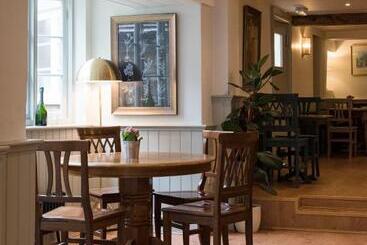 هتل The Cross Keys Sherborne