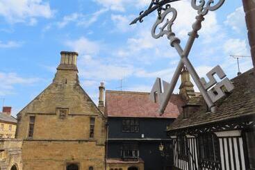 هتل The Cross Keys Sherborne