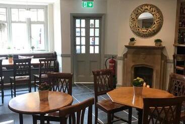 هتل The Cross Keys Sherborne